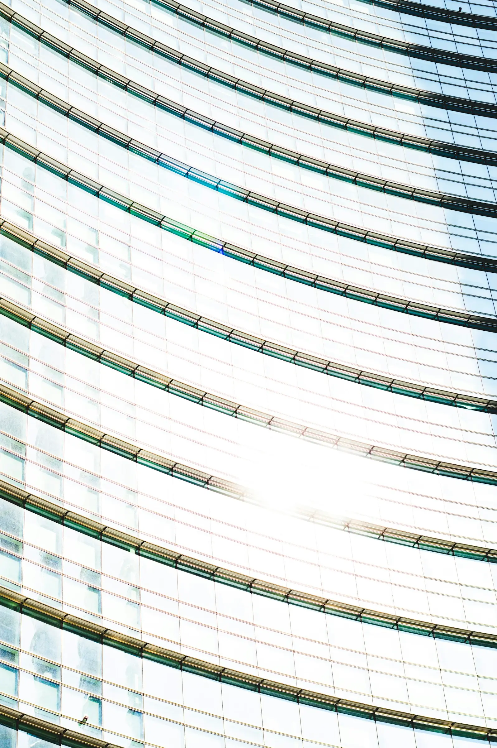 Facciata curva in vetro della torre UniCredit a Porta Nuova, Milano