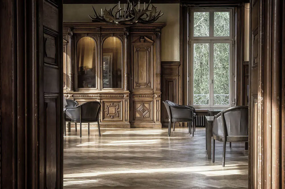 Sala d'epoca con boiserie in legno, parquet e mobili antichi