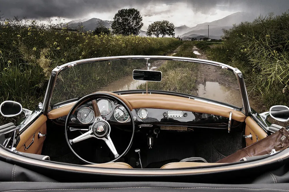 Interno di un'auto d'epoca decappottabile ferma su una strada di campagna