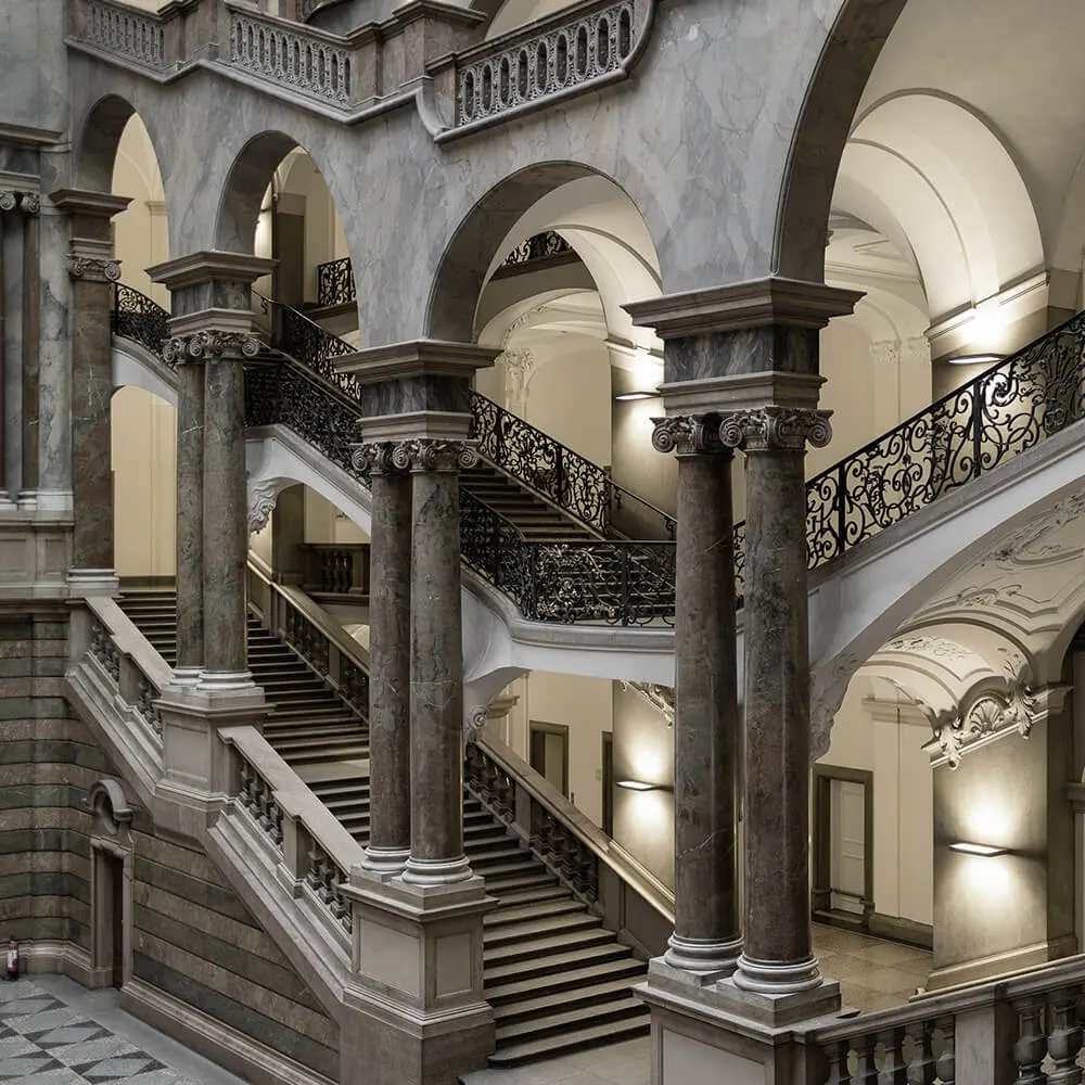 Scalone con colonne e balaustre in ferro battuto di un palazzo storico